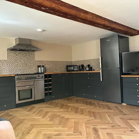 The Farmhouse - Au Neveu